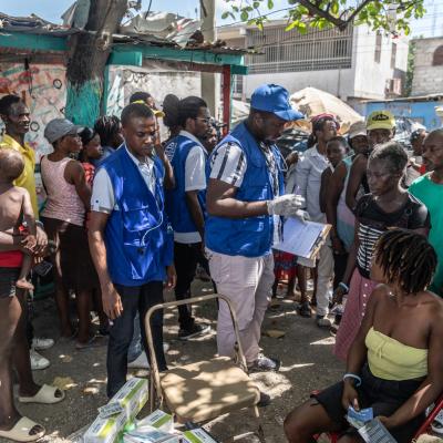 At Place Clercine in Tabarre, Port-au-Prince, Haitians displaced due to gang violence gather for free medical treatment at a mobile clinic of the International Organization for Migration. ©UNOCHA/Giles Clarke