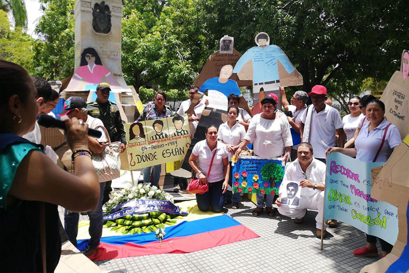 Katy Fuentes, en el centro, posa con otros familiares de víctimas de desaparición forzada en Colombia.